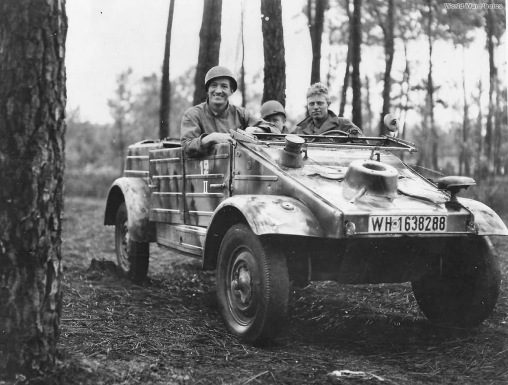 Alliierte Soldaten sitzen in einem erbeuteten VW Typ 82 Kübelwagen während des Zweiten Weltkriegs.

