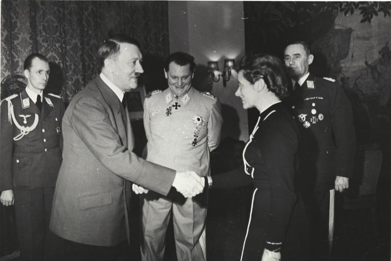 Verleihung des Eisernen Kreuzes an Hanna Reitsch durch Adolf Hitler im Jahr 1941.