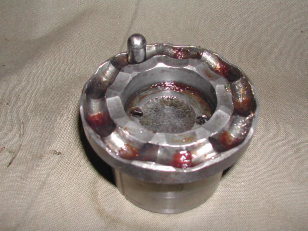 Detailansicht des Antriebs und Differentials eines VW Typ 82 Kübelwagen mit Untersetzungen.