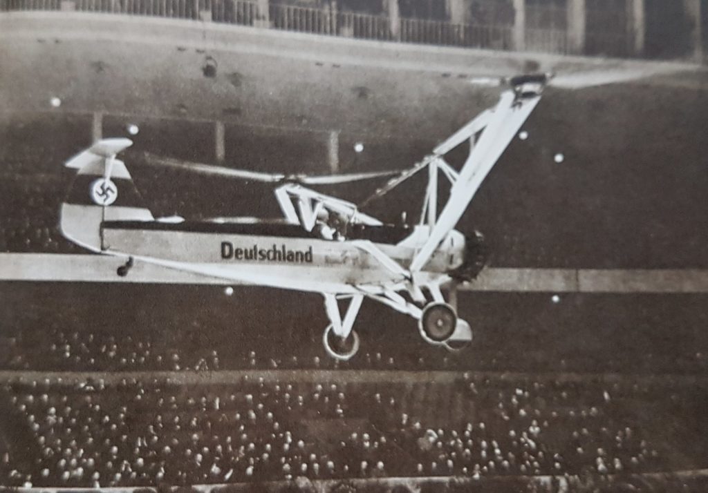 Hanna Reitsch bei einem Flugmanöver in der Deutschlandhalle im Jahr 1938
