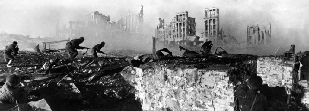 Sowjetische Soldaten stürmen ein zerstörtes Haus in Stalingrad.